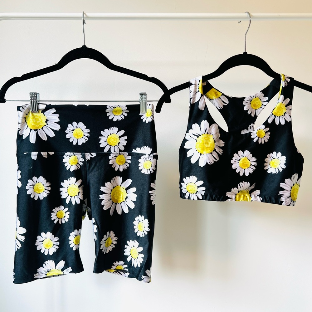 Two Piece Yoga Set || black daisy print || shorts & bra top || size medium